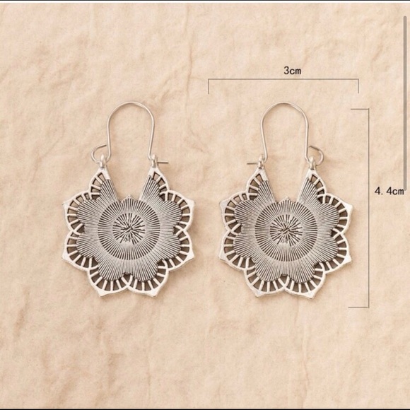 LAST PAIR: Antique silver basket weave hoop earrings - Picture 3 of 5